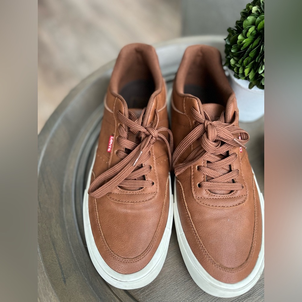 Levis Munro low top sneaker. Faux leather. Brown.